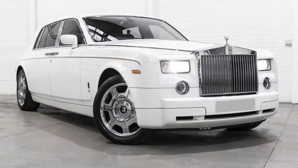Rolls Royce Phantom белый заказать на свадьбу с водителем вип авто на прокат