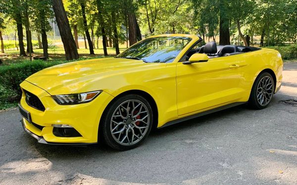 Ford Mustang желтый кабриолет прокат на съемки свадьбу без водителя фотосессию