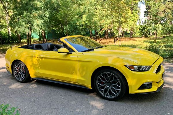 Ford Mustang желтый кабриолет прокат на съемки свадьбу без водителя фотосессию