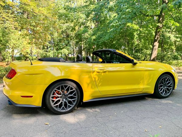 Ford Mustang желтый кабриолет прокат на съемки свадьбу без водителя фотосессию