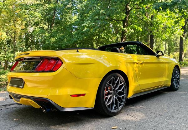 Ford Mustang желтый кабриолет прокат на съемки свадьбу без водителя фотосессию