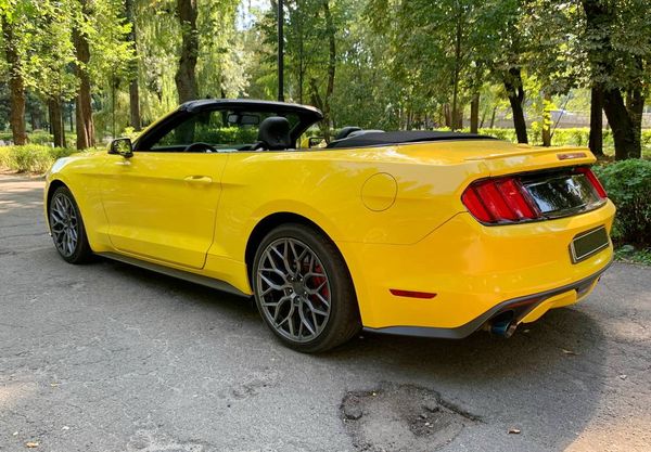 Ford Mustang желтый кабриолет прокат на съемки свадьбу без водителя фотосессию