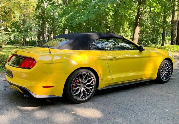 Ford Mustang желтый кабриолет прокат на съемки свадьбу без водителя фотосессию