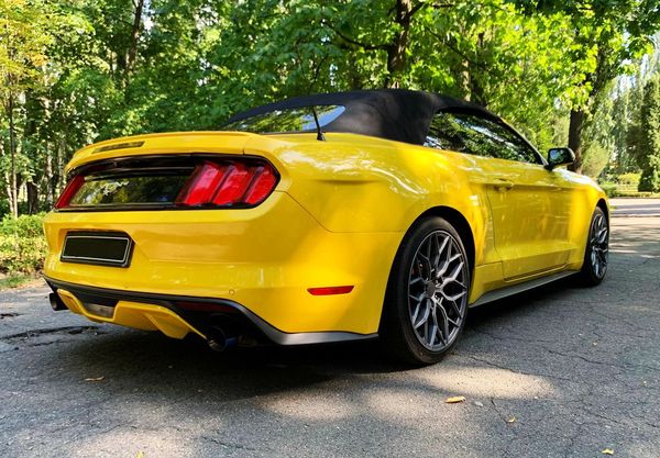 Ford Mustang желтый кабриолет прокат на съемки свадьбу без водителя фотосессию