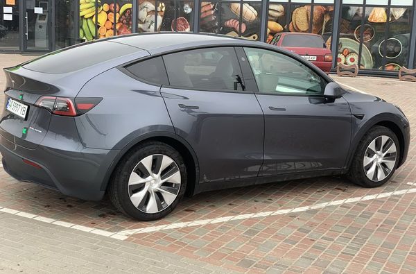 Авто на свадьбу Tesla Model Y серая кроссовер