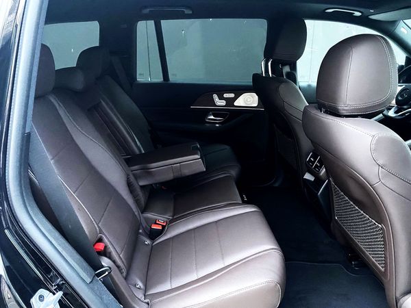 Внедорожник Mercedes GLS 63 аренда новый джип с водителем на свадьбу