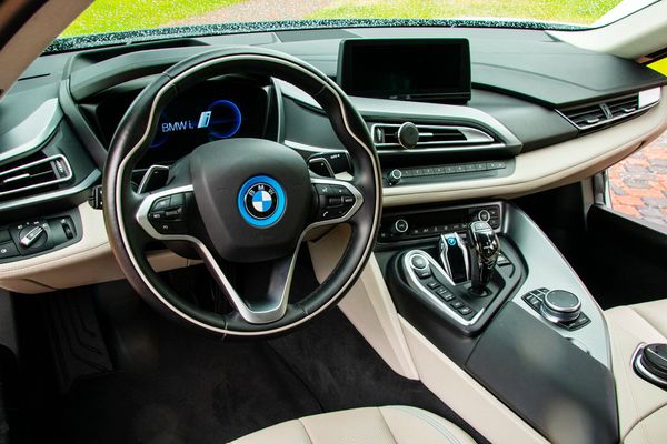 Спорткар BMW I8 2017 аренда спорткара на съемки фотосессию с водителем
