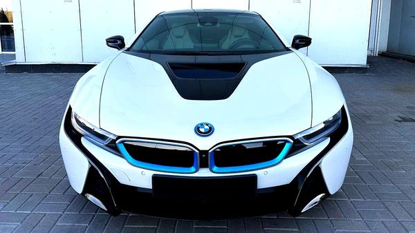 Прокат BMW I8 спорткар без водителя с водителем на фото съемки видео