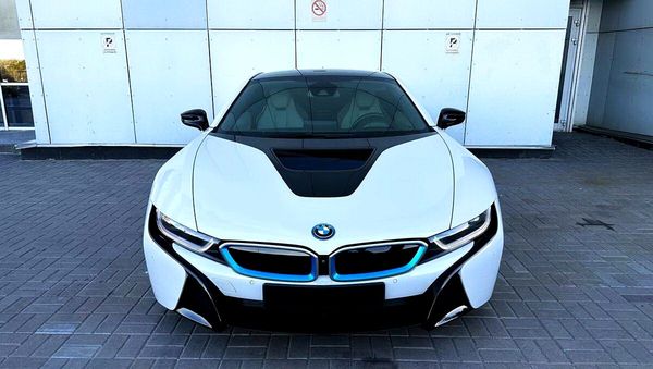 Прокат BMW I8 спорткар без водителя с водителем на фото съемки видео