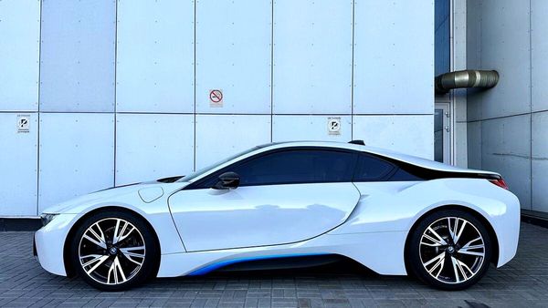 Прокат BMW I8 спорткар без водителя с водителем на фото съемки видео