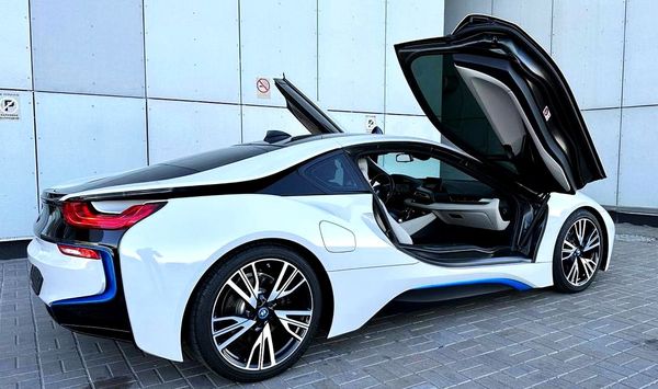 Прокат BMW I8 спорткар без водителя с водителем на фото съемки видео