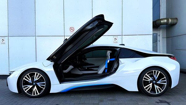 Прокат BMW I8 спорткар без водителя с водителем на фото съемки видео