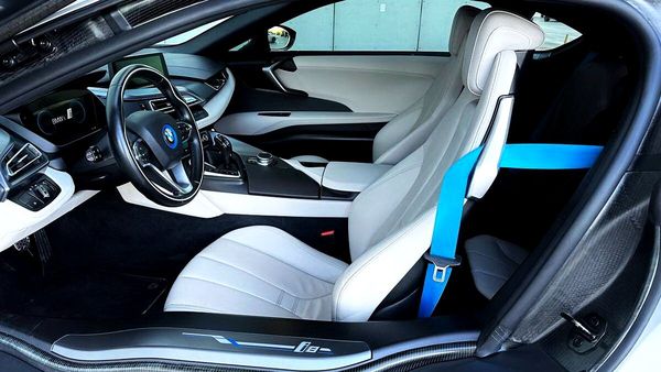 Прокат BMW I8 спорткар без водителя с водителем на фото съемки видео