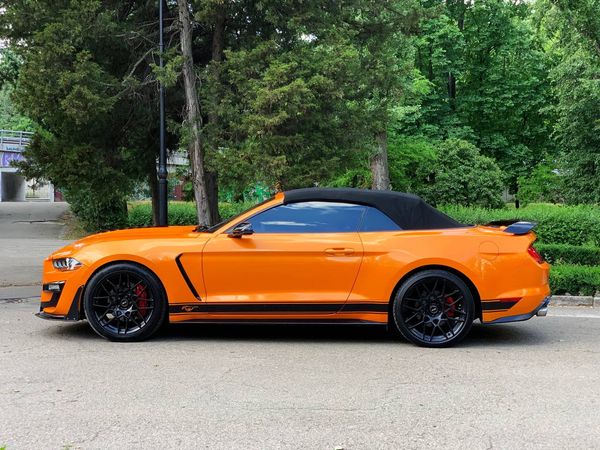 Ford Mustang GT оранжевый кабриолет прокат аренда с водителем без водителя