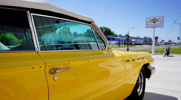 Buick Electra 1962 желтый ретро кабриолет на свадьбу съемки