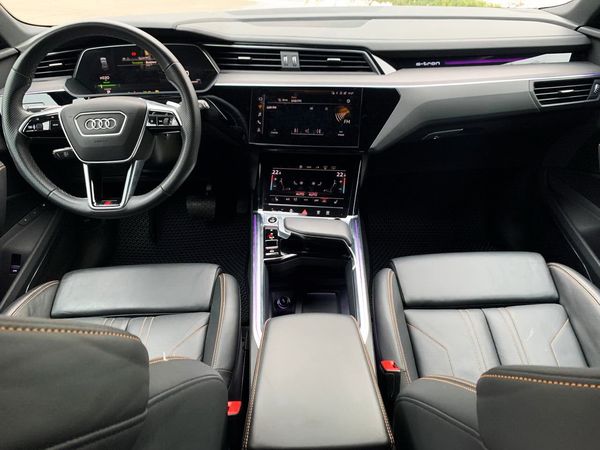 Bнедорожник Audi E-tron электро арендовать на свадьбу без водителя в киеве