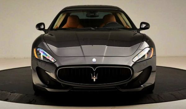Спорткар Maserati Granturismo прокат аренда с водителем для тест драйва