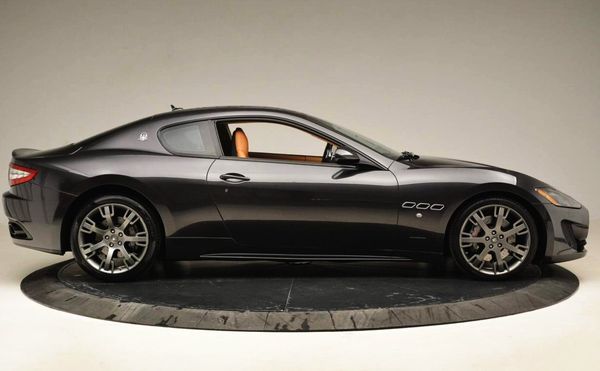 Спорткар Maserati Granturismo прокат аренда с водителем для тест драйва