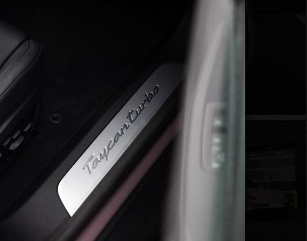 Спорткар Porsche Taycan 4S фиолетовый прокат аренда тест драйв 