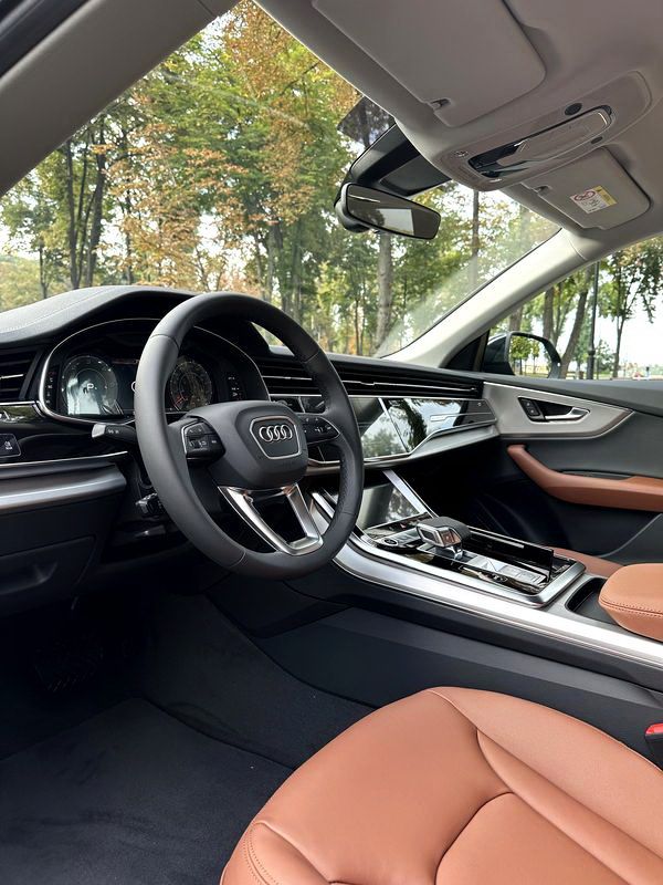Bнедорожник Audi E-tron синий электро арендовать на свадьбу без водителя в киеве