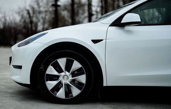 электромобиль Tesla Model Y белая прокат без водителя
