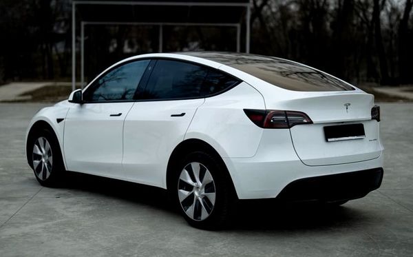 электромобиль Tesla Model Y белая прокат без водителя