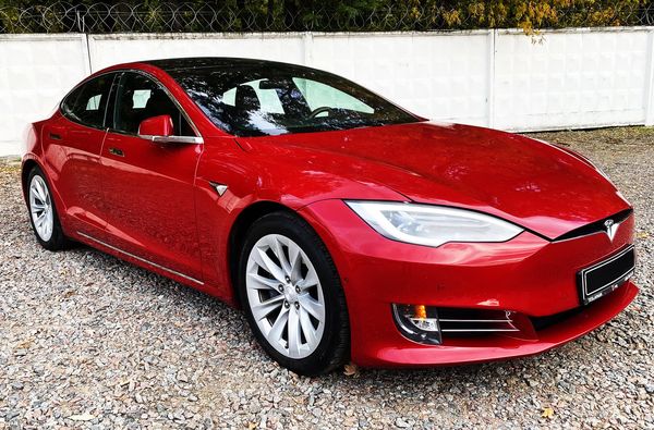 Электрокар Tesla Model S прокат без водителя аренда с водителем авто на свадьбу съемки