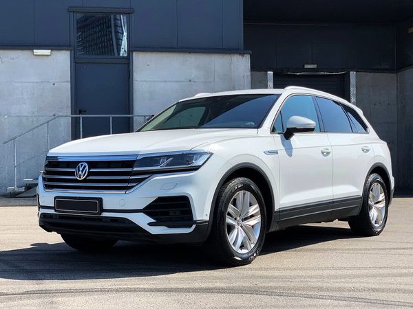 Внедорожник Volkswagen Touareg белый прокат джип без водителя Киев