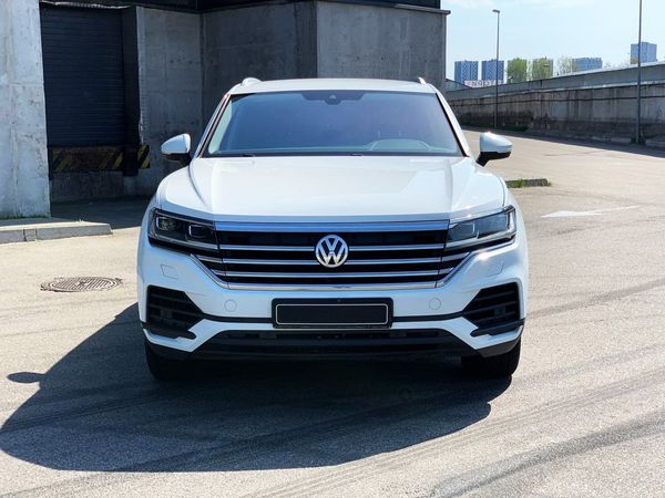 Внедорожник Volkswagen Touareg белый прокат джип без водителя Киев