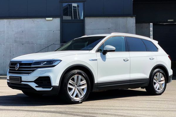 Внедорожник Volkswagen Touareg белый прокат джип без водителя Киев