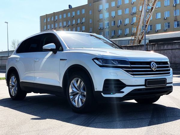 Внедорожник Volkswagen Touareg белый прокат джип без водителя Киев