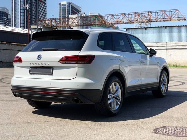 Внедорожник Volkswagen Touareg белый прокат джип без водителя Киев