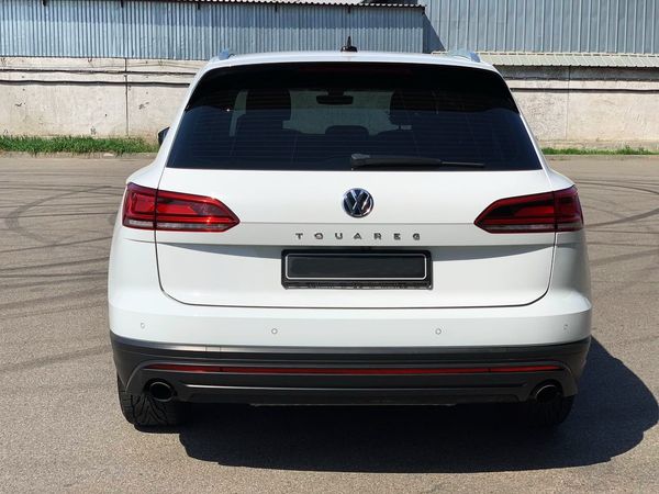 Внедорожник Volkswagen Touareg белый прокат джип без водителя Киев