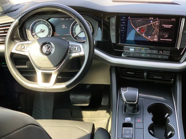 Внедорожник Volkswagen Touareg белый прокат джип без водителя Киев