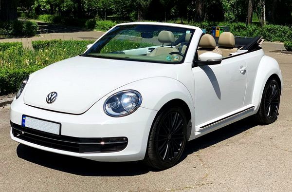 Кабриолет Volkswagen Beetle белый взять на прокат без водителя