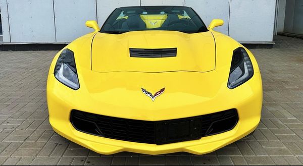 Chevrolete Corvette Stingray желтый без водителя на cъемки 
