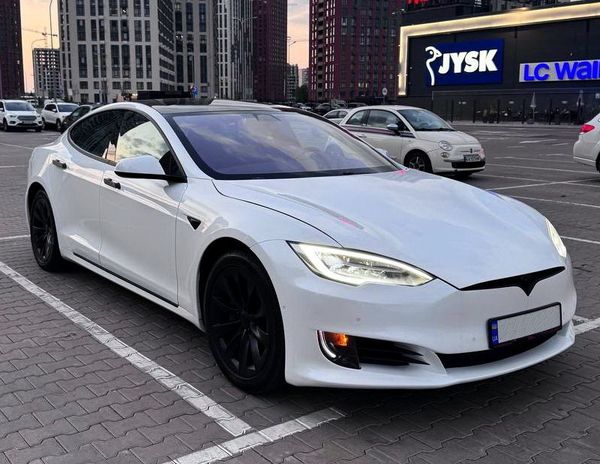 Электрокар Tesla Model S белая прокат без водителя аренда с водителем