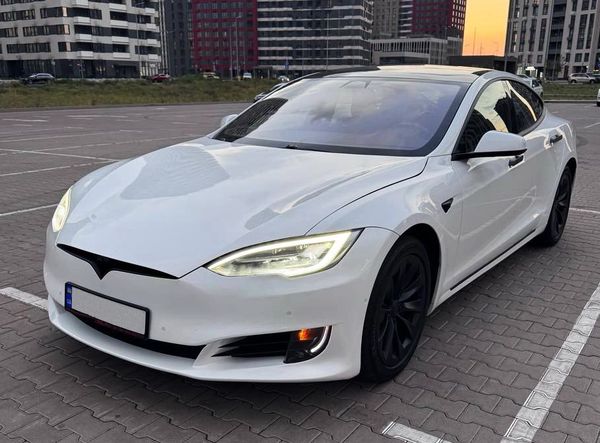 Электрокар Tesla Model S белая прокат без водителя аренда с водителем