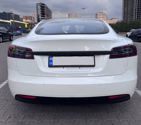 Электрокар Tesla Model S белая прокат без водителя аренда с водителем