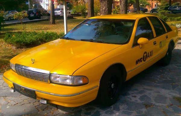 Chevrolet Caprice оренда авто жовте таксі на зйомки в Києві