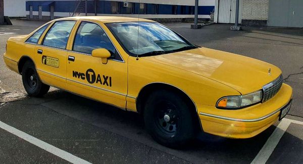 Chevrolet Caprice оренда авто жовте таксі на зйомки в Києві