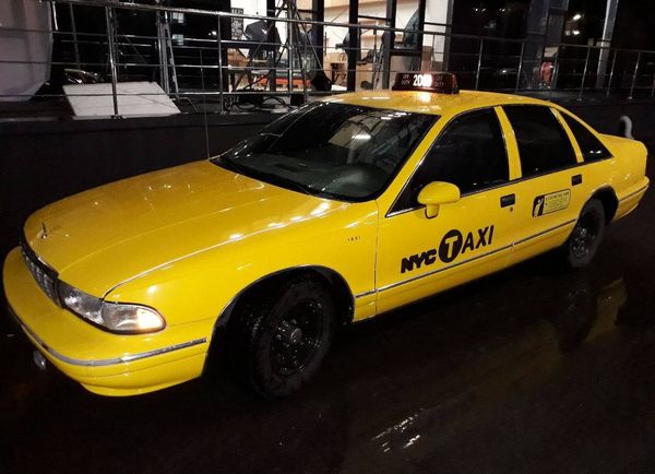 Chevrolet Caprice оренда авто жовте таксі на зйомки в Києві