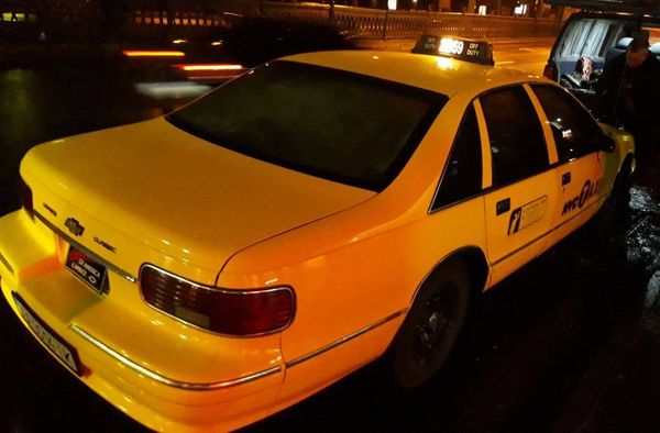 Chevrolet Caprice оренда авто жовте таксі на зйомки в Києві