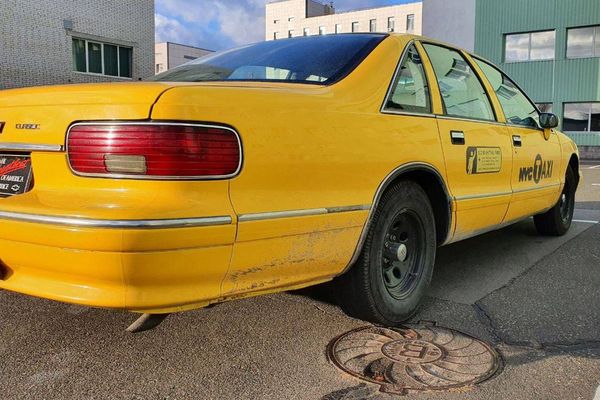 Chevrolet Caprice оренда авто жовте таксі на зйомки в Києві
