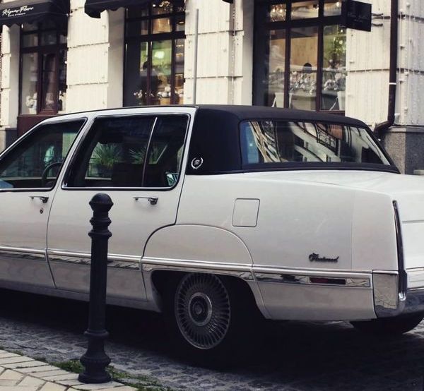 Cadillac Fleetwood белый ретро авто на прокат с водителем на свадьбу