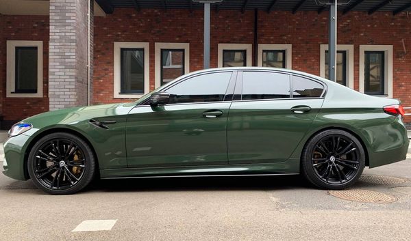 BMW M5 прокат оренда авто на весілля зйомки з водієм без водія