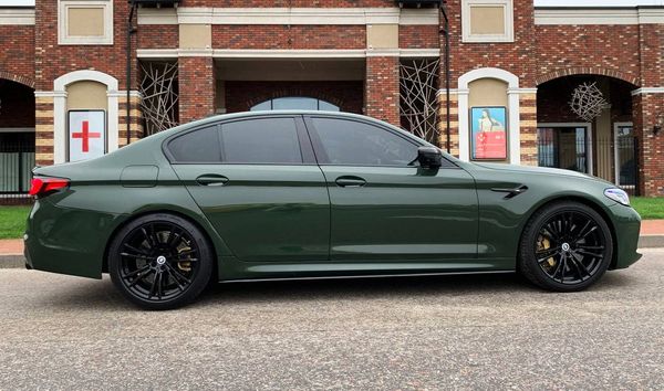 BMW M5 прокат оренда авто на весілля зйомки з водієм без водія