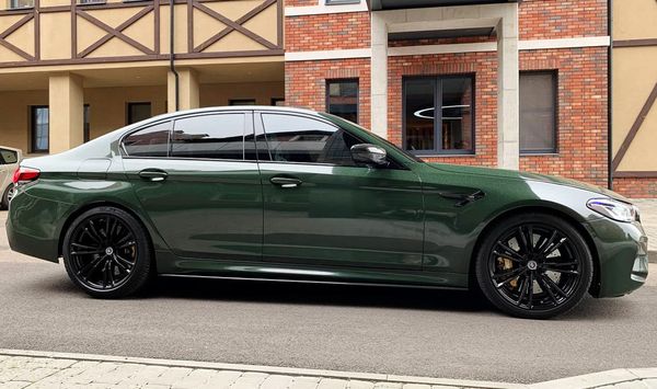 BMW M5 прокат оренда авто на весілля зйомки з водієм без водія