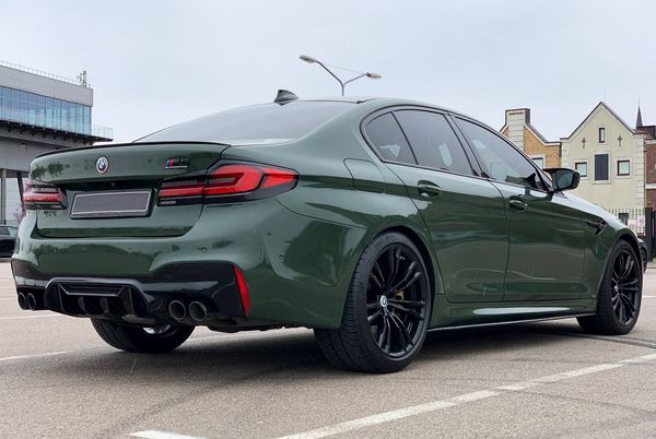 BMW M5 прокат оренда авто на весілля зйомки з водієм без водія