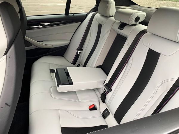 BMW M5 прокат оренда авто на весілля зйомки з водієм без водія